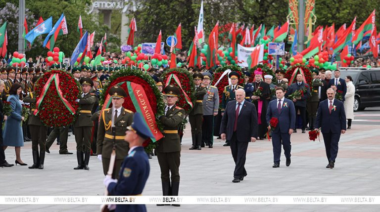 Президент Беларуси выступил на церемонии возложения венков и цветов к монументу Победы