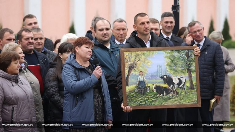 В подарок Президенту от пинских мастеров народных художественных ремесел