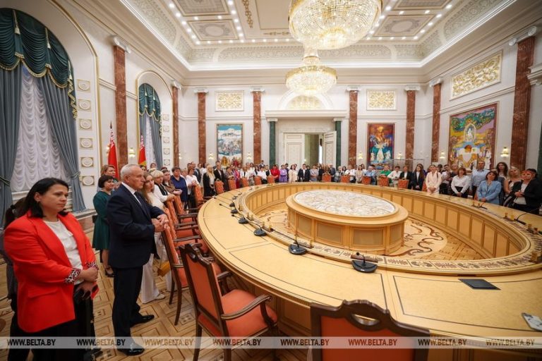 Работники организаций Управления делами Президента побывали на экскурсии во Дворце Независимости