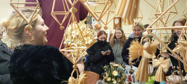 Студенты учреждения образования «Бобруйский государственный технологический колледж» посетили с экскурсией Бобруйскую фабрику художественных изделий