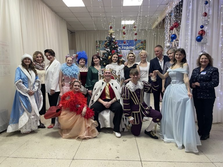 Волшебство своими руками: как коллектив торгового центра превратился в артистов в новогодней сказке «Золушка».