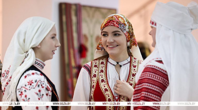 Код в каждом стежке. Почему национальный костюм никогда не выйдет из моды, ответил глава “Белхудожпромыслов”