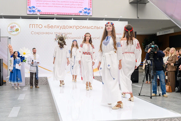 ГПТО «Белхудожпромыслы» представило богатство народных ремесел и современные коллекции одежды на Женском форуме «Труд. Созидание. Будущее»
